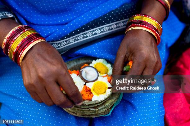 flower seller of india - armreif stock-fotos und bilder