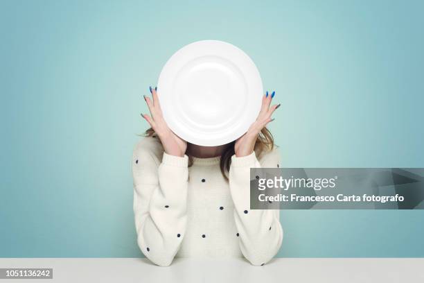 eating issues - femme visage caché photos et images de collection