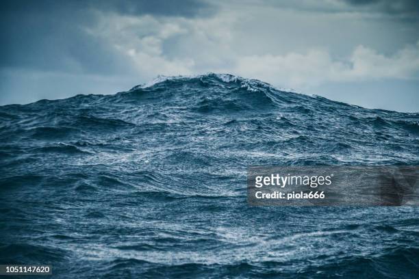 detalles de mar en bruto: patrón de olas de mar - vista marina fotografías e imágenes de stock