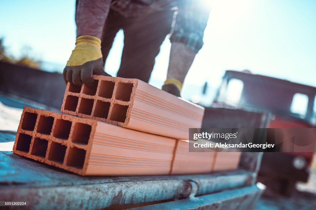 建築工人手持空心砌塊