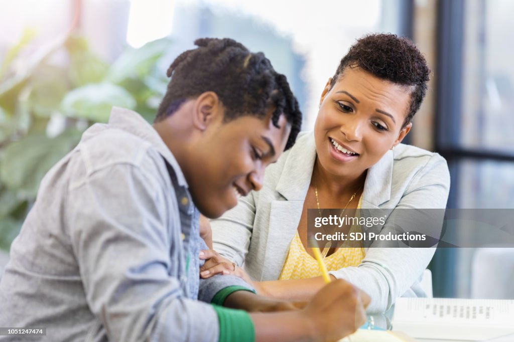 Liebevolle Mutter lobt Teenager-Sohn Hausaufgaben Fleiß