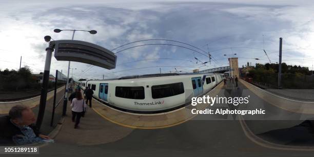 360° vr huntingdon bahnsteig - 360 vr stock-fotos und bilder