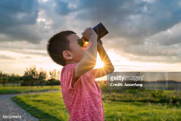 exploratie - asian child with binoculars stockfoto's en -beelden