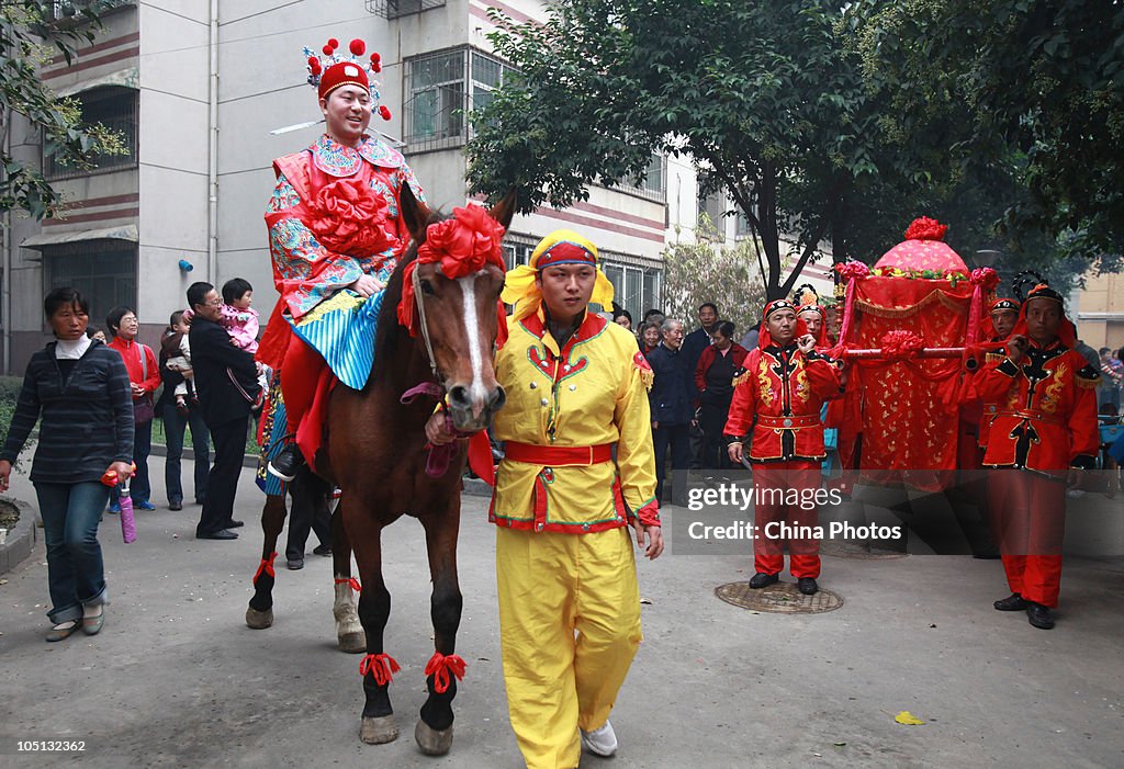 Chinese Couples Swarm To Tie The Knot On 'Perfect  Triple 10 Day'