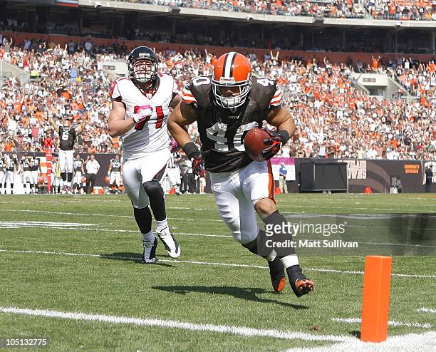 Running back Peyton Hillis of the Cleveland Browns scores a touchdown in front of outside tackle Kroy Biermann of the Atlanta Falcons at Cleveland...