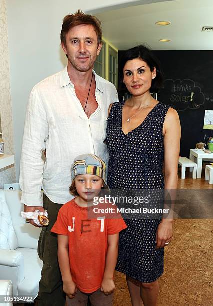 Ring tilbage burst tæt Actor Jake Weber, son Waylon and Jessica Iclisoy of California Baby... News  Photo - Getty Images