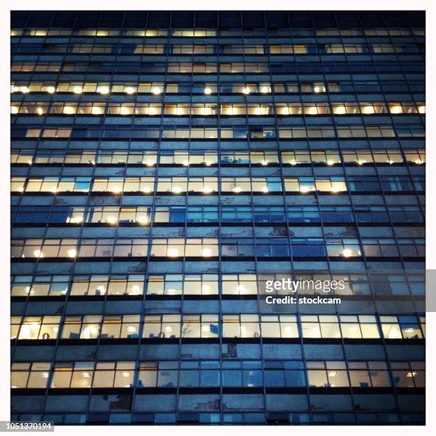fachada de un edificio de oficinas al atardecer - großunternehmen fotografías e imágenes de stock