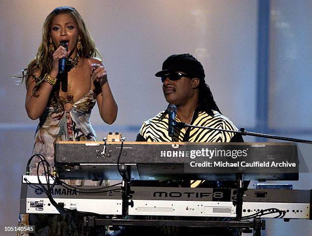 Beyonce Knowles and Stevie Wonder during VH1 Divas Duets: A Concert to Benefit the VH1 Save the Music Foundation - Show at MGM Grand Garden Arena in...