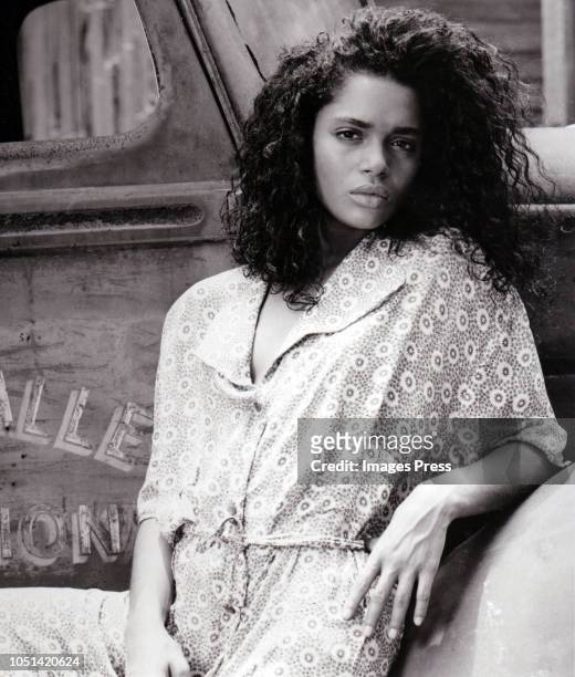 Lisa Bonet plays Epiphany Proudfoot , a young woman involved with the occult who Harry Angel encounters in his search for a mysterious big band...