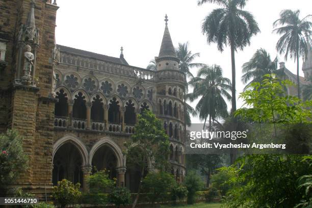 the university of mumbai, gothic tropical style, mumbai, india - colonial style stockfoto's en -beelden