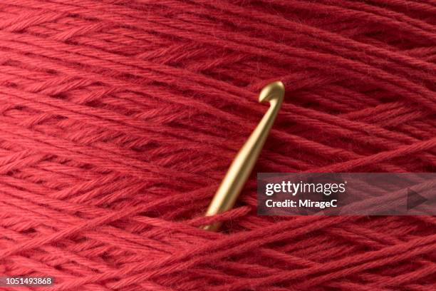 gold colored knitting crochet hook - aiguille à tricoter photos et images de collection