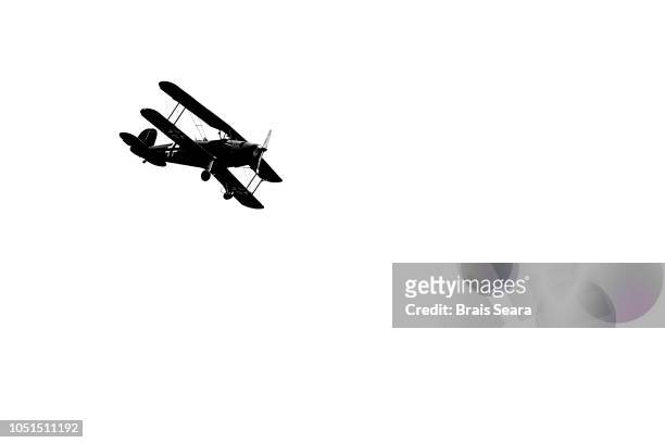 biplane flying - wwi plane imagens e fotografias de stock