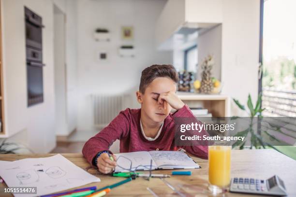 ragazzo stanco di fare matematica - compiti foto e immagini stock