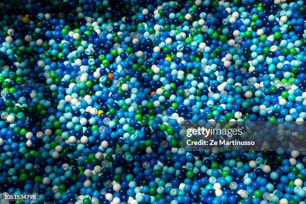 ball pool - plastic pool stockfoto's en -beelden