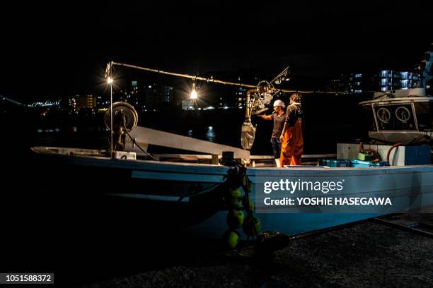 fischer in der mitte der sommernacht. - asian fishing boat stock-fotos und bilder