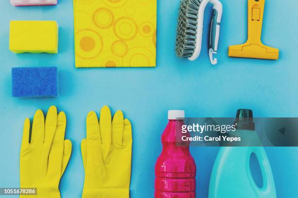 top view collection of cleaning supplies - domestic bathroom - fotografias e filmes do acervo