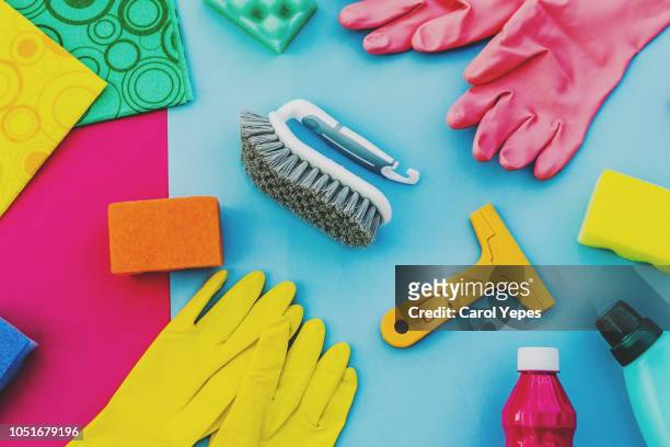 top view collection of cleaning supplies - clearing products stockfoto's en -beelden