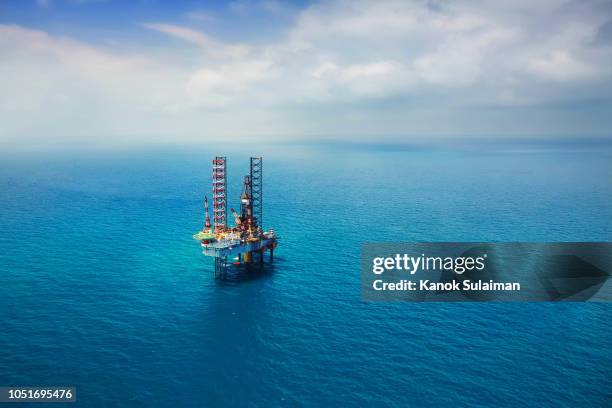 offshore oil rig in the gulf - olie industrie stockfoto's en -beelden