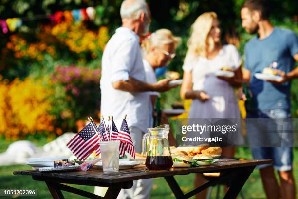 mehr-generationen-familie feiern 4th of july - usa pensioners outdoors stock-fotos und bilder