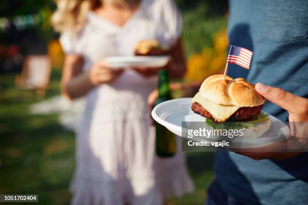 familie feiern 4th of july - barbecue stock-fotos und bilder
