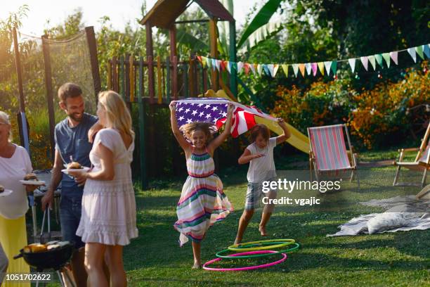 mehr-generationen-familie feiern 4th of july - labor-day-nordamerikanischer-feiertag stock-fotos und bilder