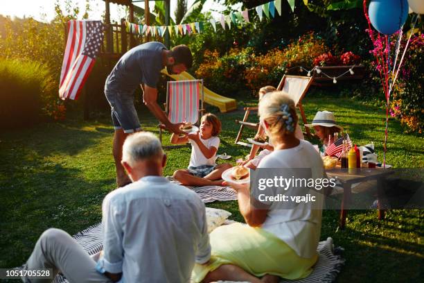 multi generatie familie vieren van de 4th of july - american 4th july celebrations stockfoto's en -beelden