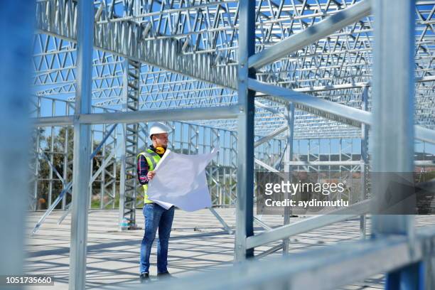 ingeniero en solar de construcción - steel fotografías e imágenes de stock