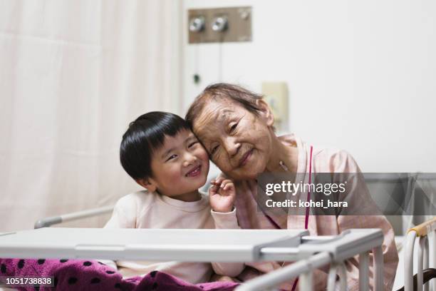 porträt von senior frau und ihren großen sohn im krankenhaus - family hospital old stock-fotos und bilder