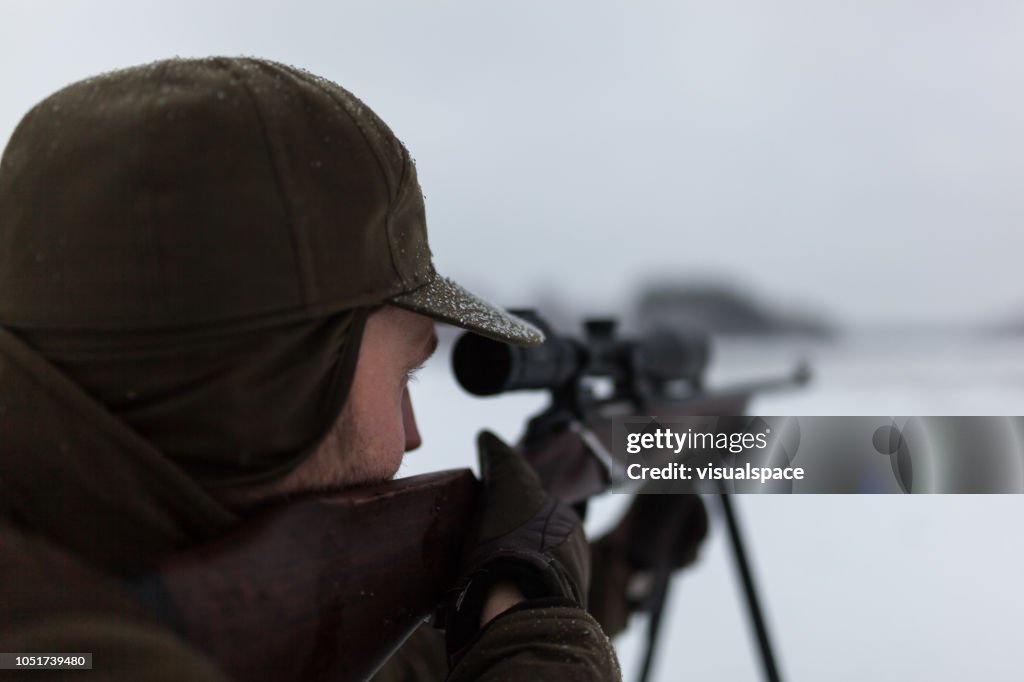 Jager van de herten gericht met een pistool