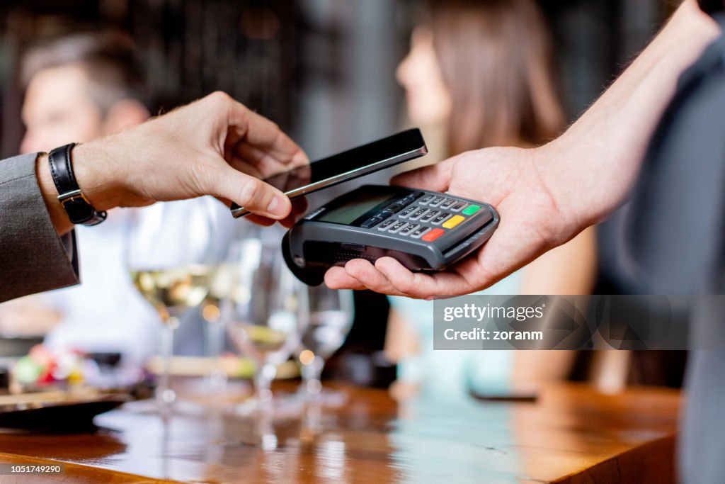 Zahlung per Smartphone am Tisch