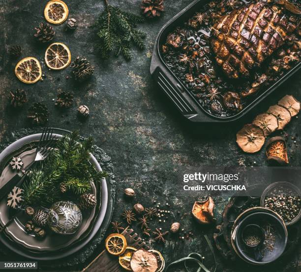 christmas traditional glazed roasted ham in backing pan on rustic table, top view - glazen pot stock pictures, royalty-free photos & images