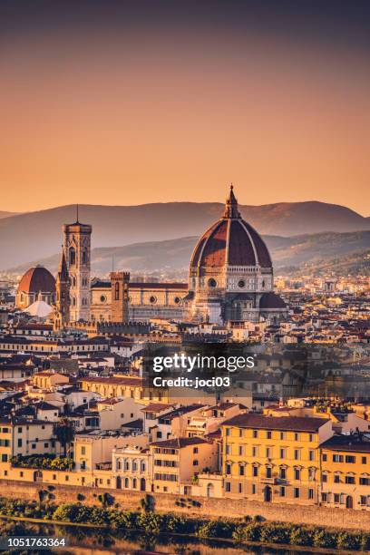 paisaje urbano de florencia y duomo santa maria del fiore, italia - cúpula fotografías e imágenes de stock