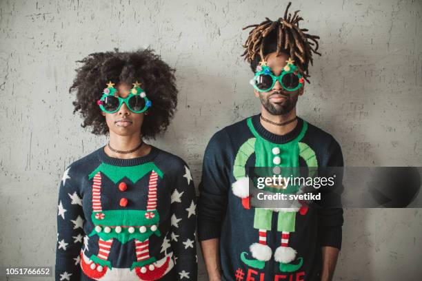 有趣的聖誕情侶 - christmas jumper 個照片及圖片檔