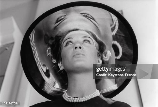 Mannequin portant le modèle 'Radar' de Rose Valois : un chapeau en capeline de feutre noir doublé de métal, le 20 juillet 1967.