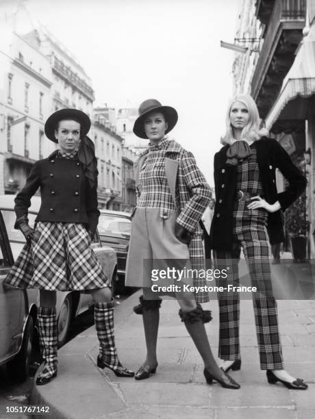 Mannequins présentant des modèles Castillo de la Collection Automne 1967 : un ensemble avec une robe-culotte en lainage écossais noir et blanc et des...