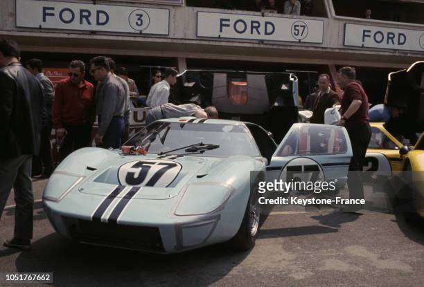 La Ford GT40 conduite par les pilotes Ronnie Bucknum et Paul Hawkins lors de la 35ème édition des 24 heures du Mans en France, le 11 juin 1967.