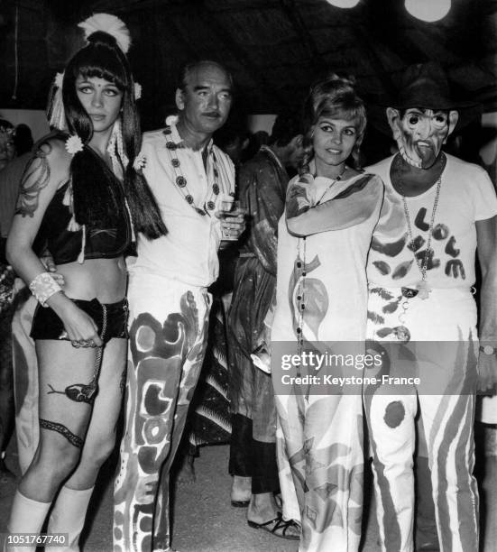 Marie-Christine Barclay, Eddie Barclay et Michèle Mercier lors d'une soirée à Saint-Tropez, France, le 14 août 1967.