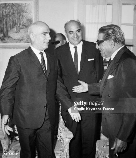 Aristote Onassis discutant avec le ministre de l'Intérieur Stylianos Pattakos lors de sa visite au ministère, à Athènes, Grèce, le 20 août 1967.