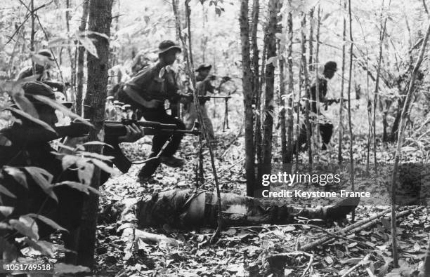 Un détachement de Vietcongs au combat, au premier-plan un soldat américain a été abattu, au Vietnam, le 5 janvier 1967.