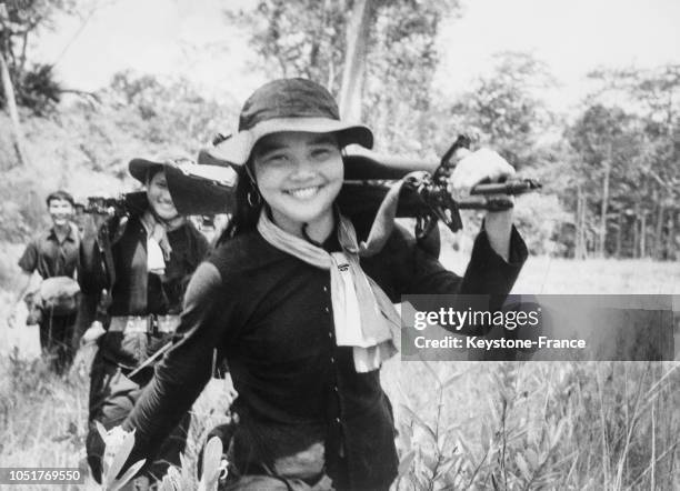 Jeune Vietcong souriante, pistolet mitrailleur à l'épaule, au Vietnam, le 5 janvier 1967.