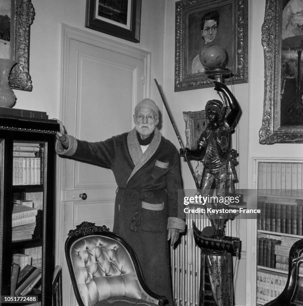 Le vieux peintre Kees van Dongen chez lui, en pyjama, robe de chambre et bonnet en laine, à Monte-Carlo, Monaco, le 15 février 1967.