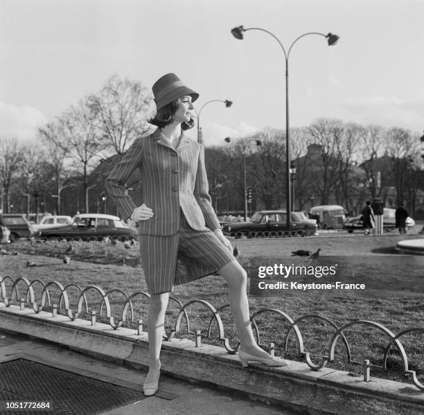 Un tailleur jupe-culotte en lainage bleu rayé turquoise de chez Carven, à Paris, France, le 23 février 1967.