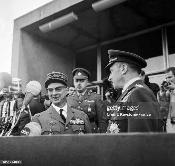 Le général Ailleret, chef d'Etat major des armées et le général Lemnitzer, commandant suprême des forces alliées en Europe, au camp de Rocquencourt,...