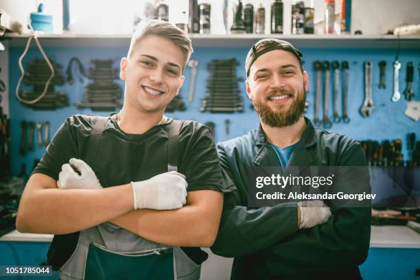 lächelnd posiert mechanik - bodenleger stock-fotos und bilder
