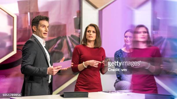 tv show host adressing the camera - television host stock pictures, royalty-free photos & images