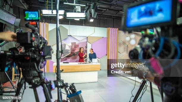behind the scenes of a tv show - anúncio de televisão imagens e fotografias de stock