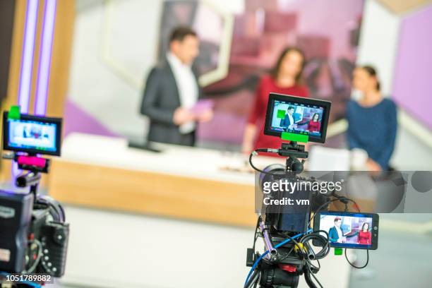kameras, die dreharbeiten zu einer tv-talkshow - medium group of people stock-fotos und bilder