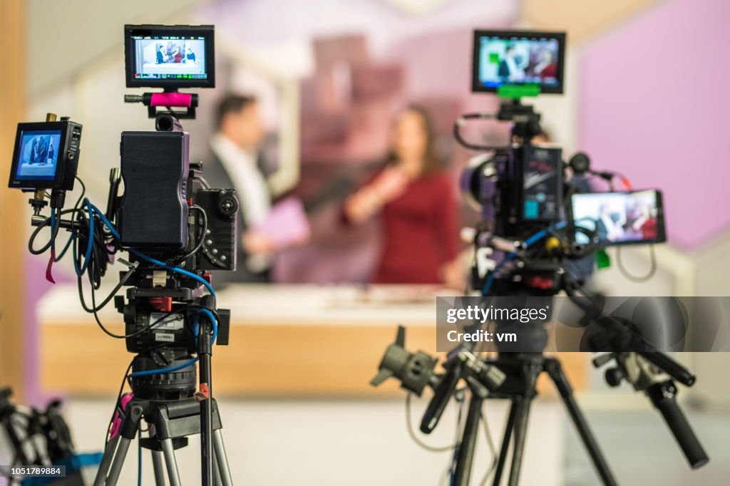 Dos cámaras filmando un programa de televisión