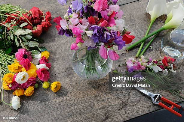 craft persons workspace (florist) - sweet peas stock-fotos und bilder