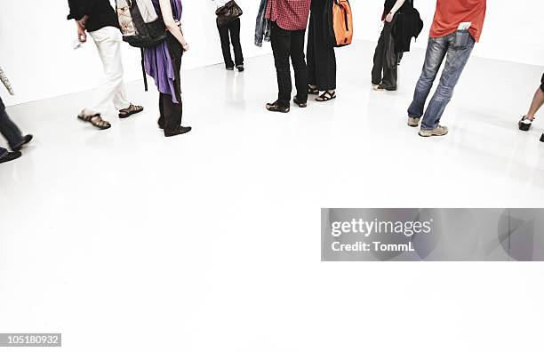 besucher - vernissage stock-fotos und bilder